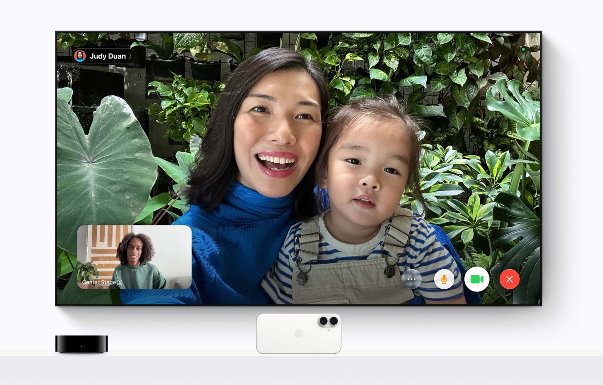 在電視大螢幕上透過新款 Apple TV 4K 進行 FaceTime 視訊通話