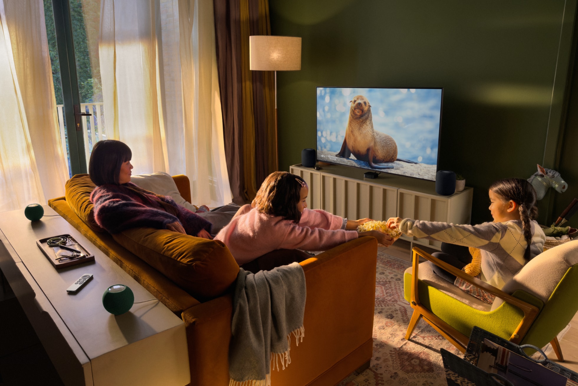 新款 Apple TV 4K 搭配前方兩顆 HomePod 與後方兩顆 HomePod mini 2 組成四揚聲器環繞家庭劇院
