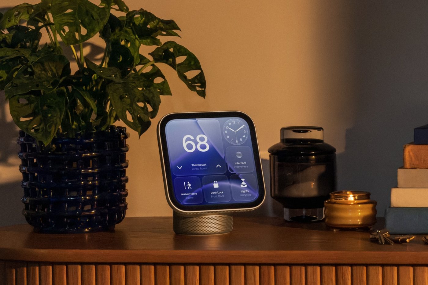 Apple HomeView 擺放於客廳邊桌播放 Apple Music 與顯示動態封面