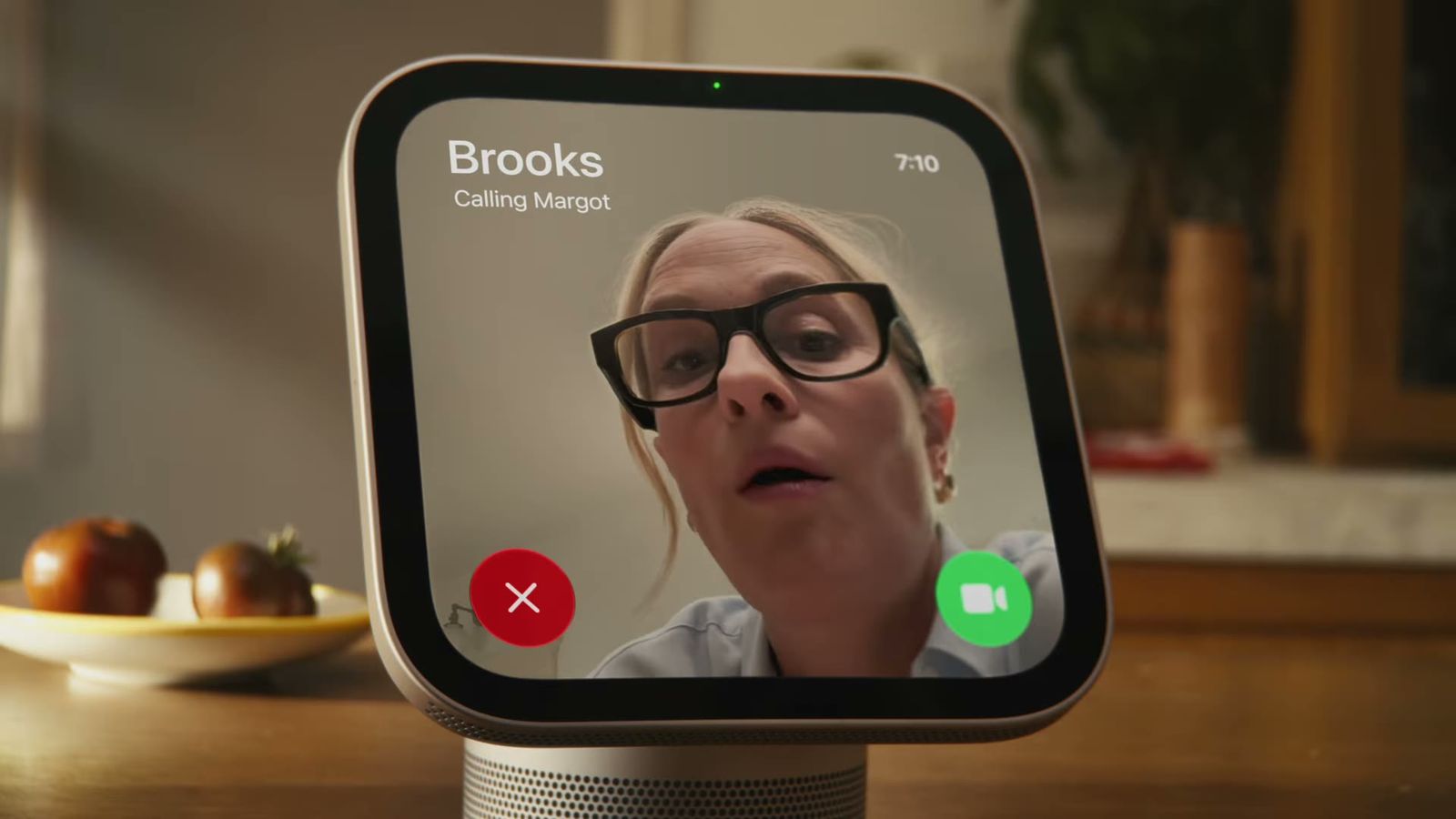 官方影片特寫：HomeView 螢幕顯示 Margot 來電的 FaceTime 畫面，有接聽與拒接鈕