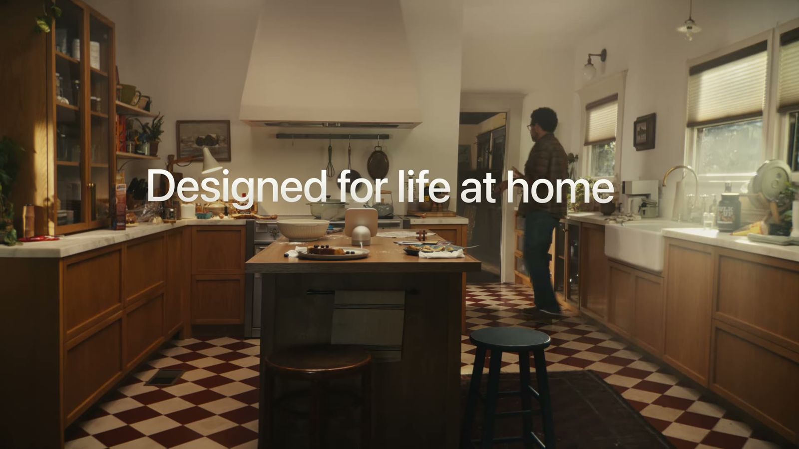官方影片結尾：整潔的廚房全景，字幕寫著 Designed for life at home，背景中一位男士站在流理台前