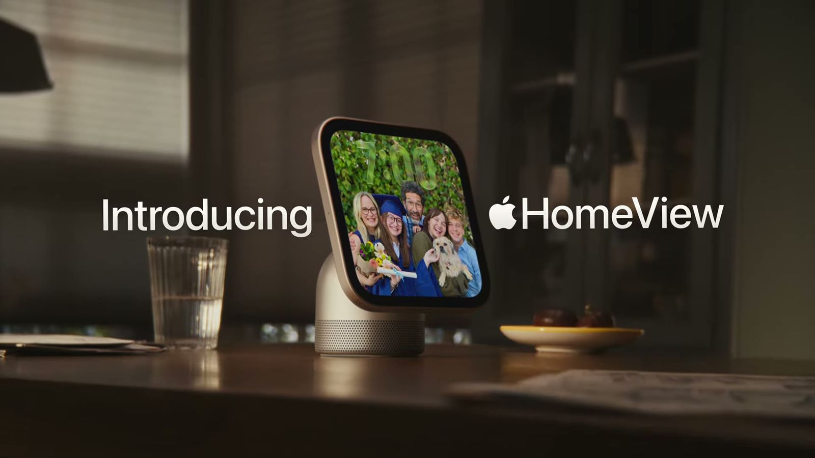 Apple 官方介紹影片開場：深色廚房桌面上，HomeView 螢幕顯示一家人的合照，旁邊寫著 Introducing HomeView
