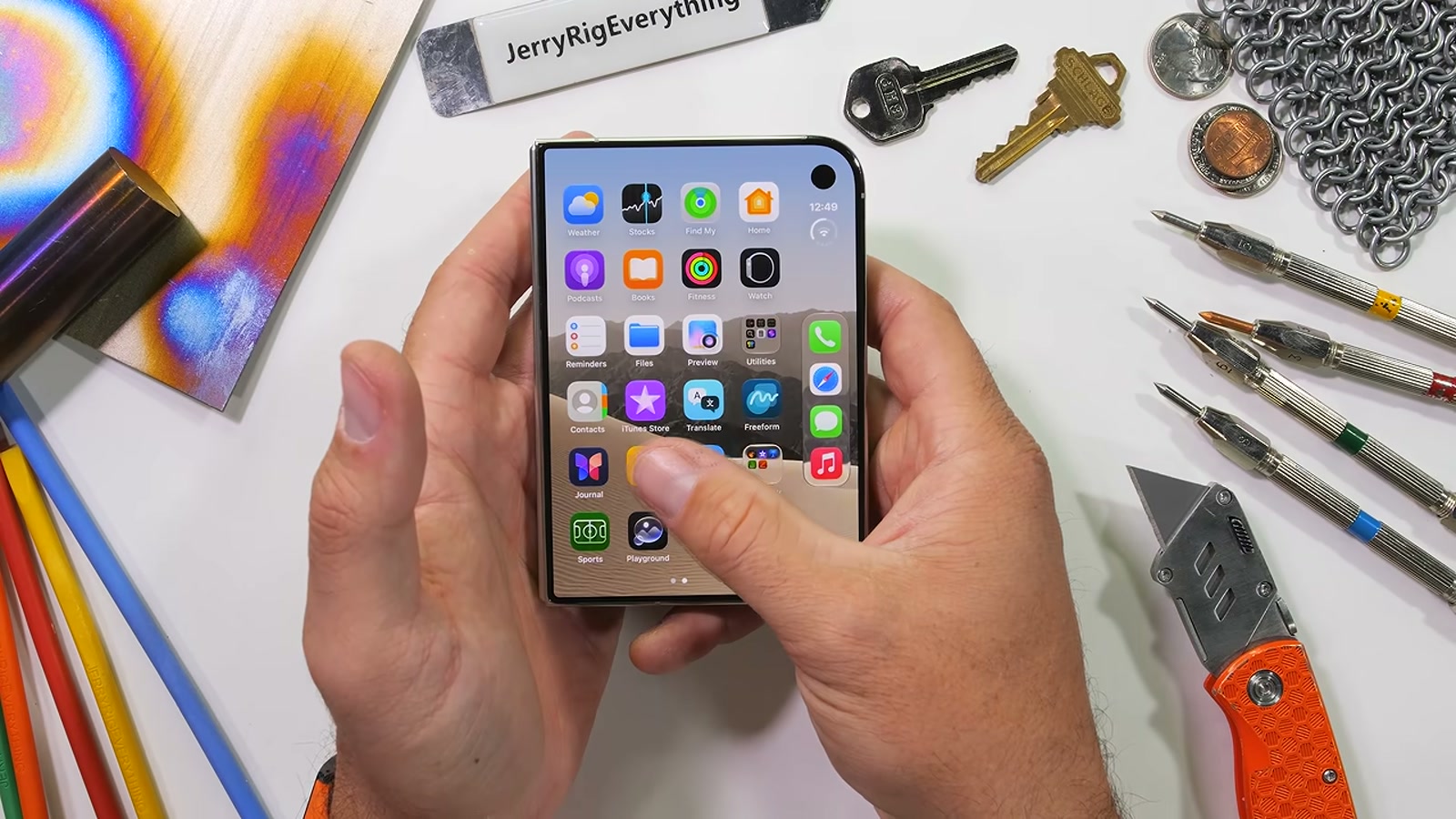 JerryRigEverything 對 iPhone Duo 進行耐用度破壞測試的影片畫面