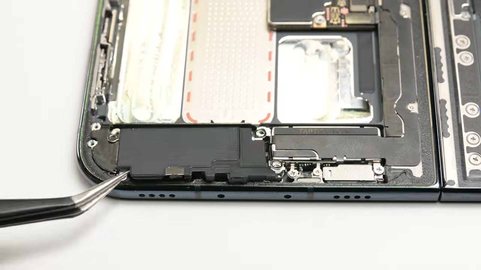 iFixit 影片中的 iPhone Duo 鉸鏈 3D 模型與應力位置