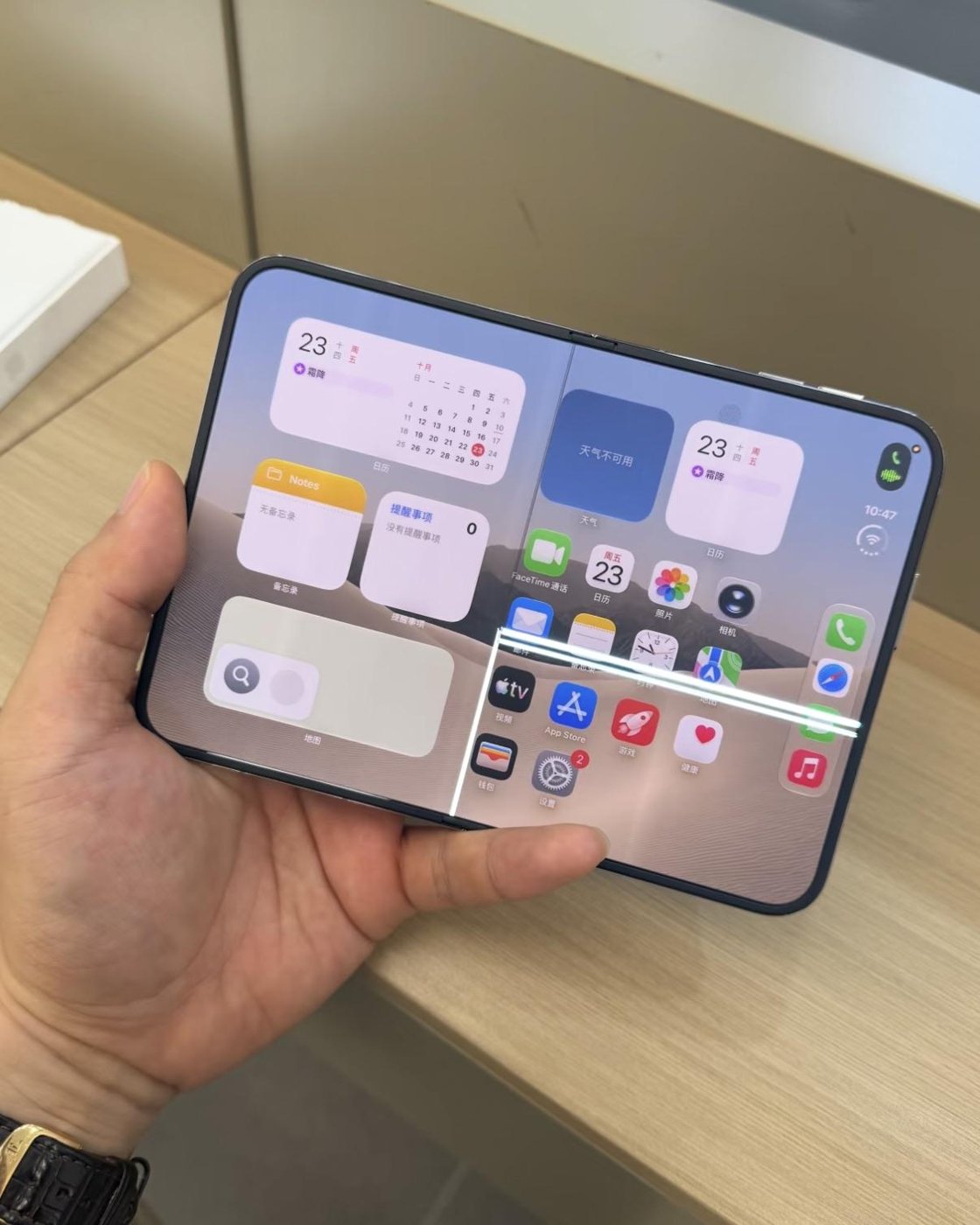中國使用者手持 iPhone Duo，主畫面右下方從摺痕延伸出白色 L 形亮線