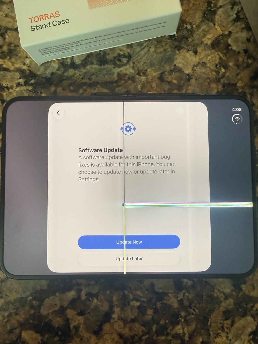 iPhone Duo 停在初始設定的軟體更新畫面，中央摺痕一道細黑線，右側橫向出現彩色亮線