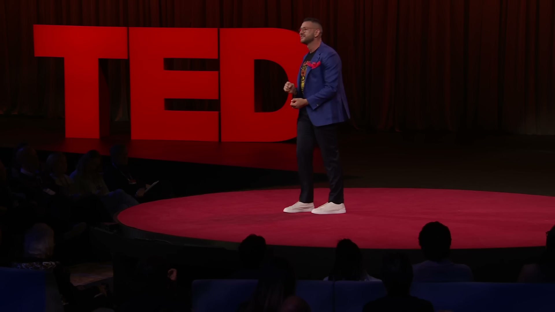 OpenClaw 作者 Peter Steinberger 站在 TED 演講台上，背後是紅色 TED 字樣