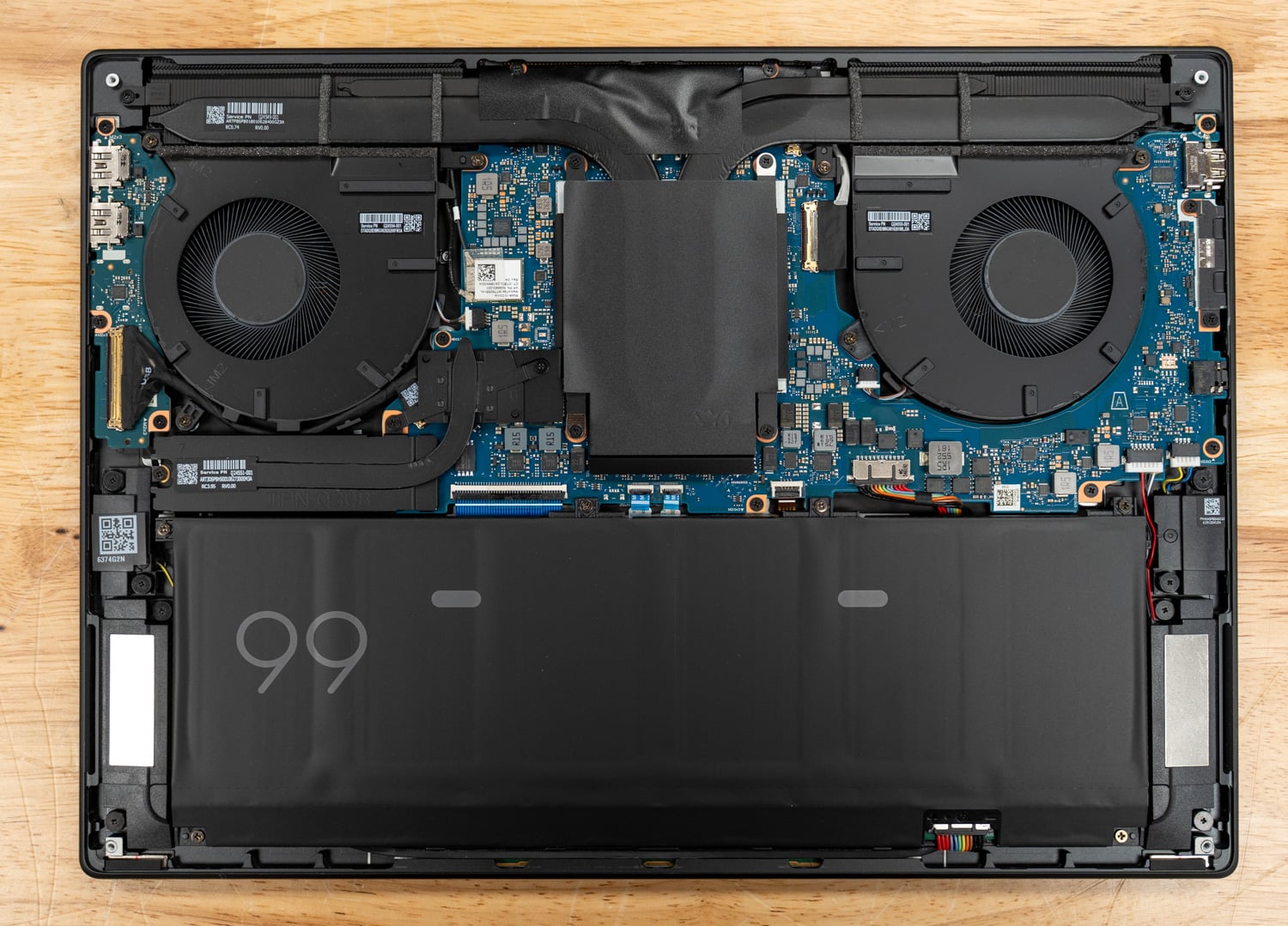 HP OmniBook Ultra 16 的實機照片，銀色機身打開露出 16 吋螢幕與鍵盤