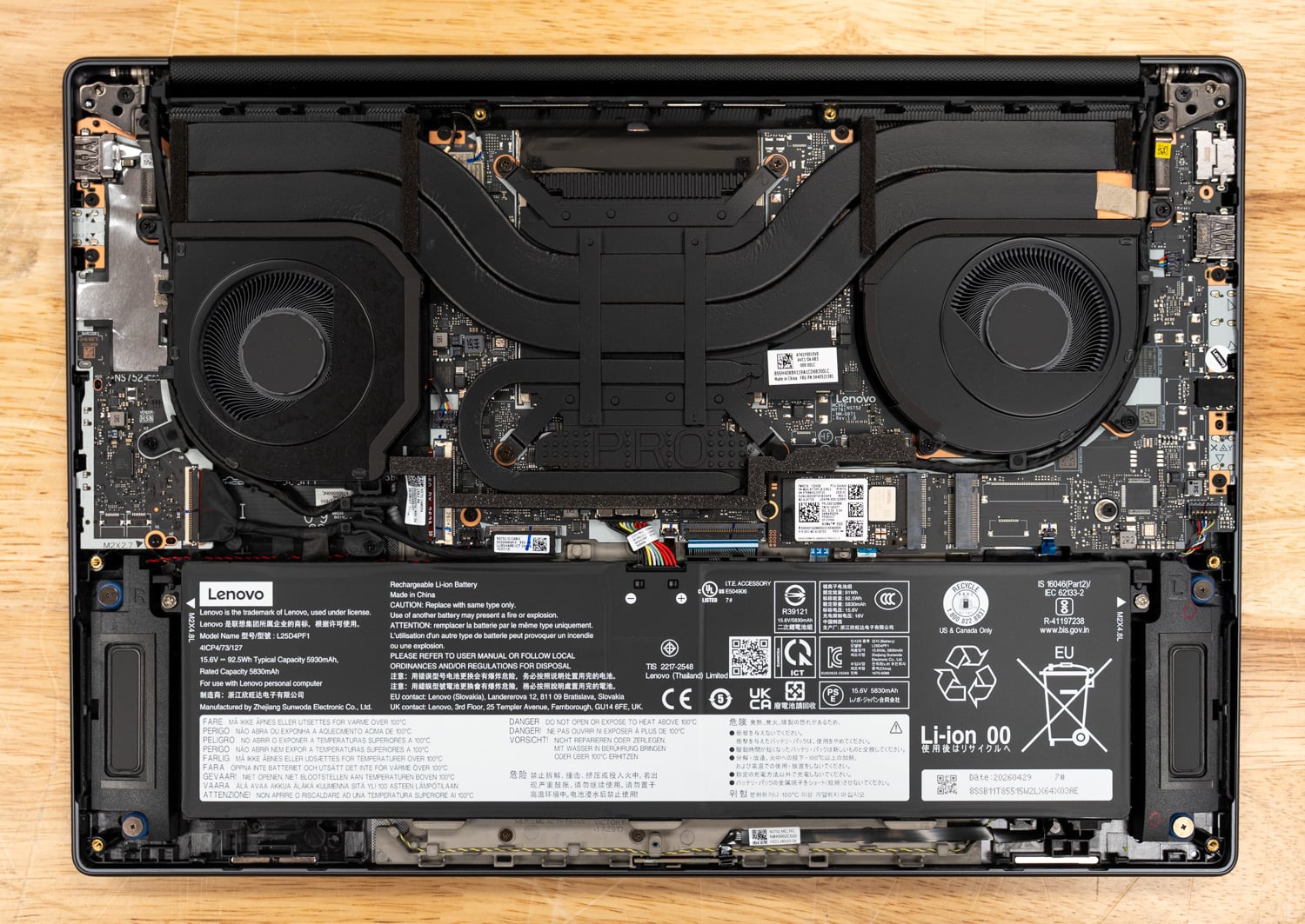 聯想 Pro 9n 15 的實機照片，銀色鋁合金機身與 15.3 吋 OLED 觸控螢幕