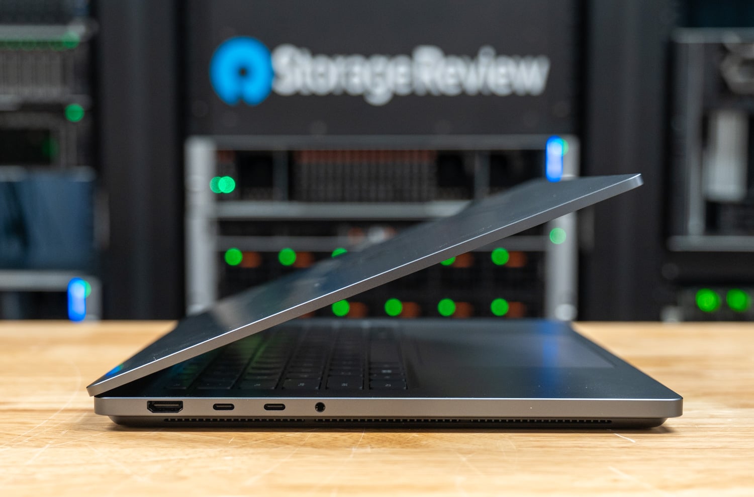 微軟 Surface Laptop Ultra 的側面實機照，上蓋半開，可以看到機身側邊的連接埠