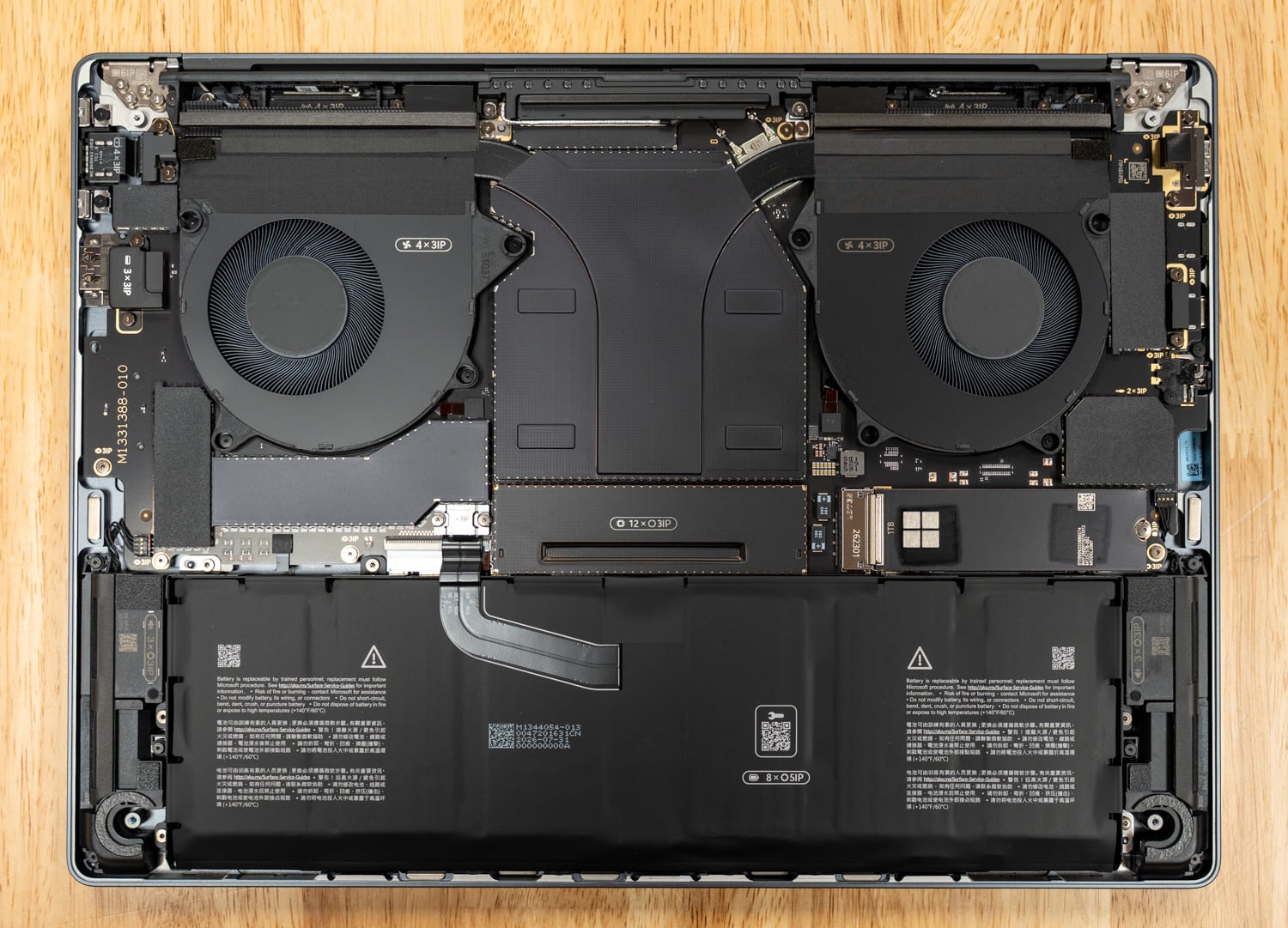 微軟 Surface Laptop Ultra 的實機照片，銀色鋁合金上蓋打開露出螢幕與鍵盤