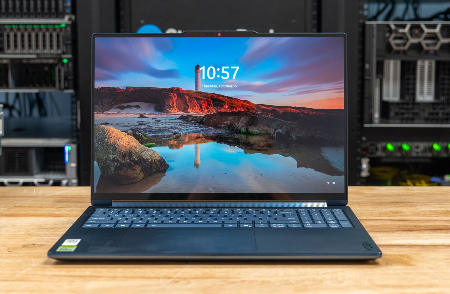 聯想 Yoga 9n 2-in-1 16 的正面實機照，螢幕開著顯示桌面，深藍色機身與全尺寸鍵盤
