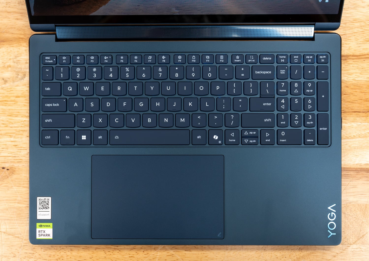 聯想 Yoga 9n 2-in-1 16 的實機照片，銀藍色鋁合金機身與可翻轉的 16 吋 OLED 觸控螢幕