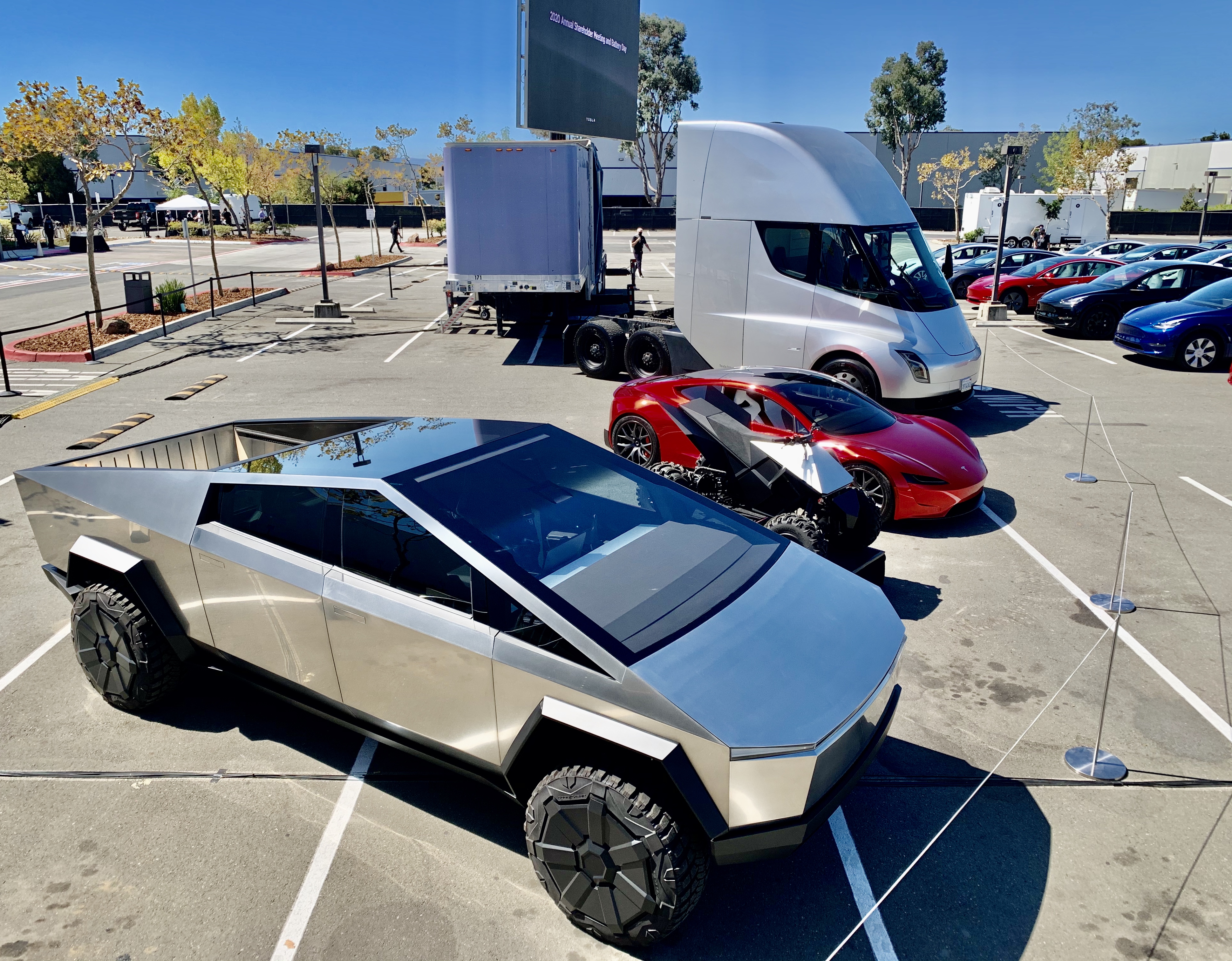 特斯拉一整排量產與概念車款並列，包含 Roadster、Cybertruck、Cybercab 與 Semi