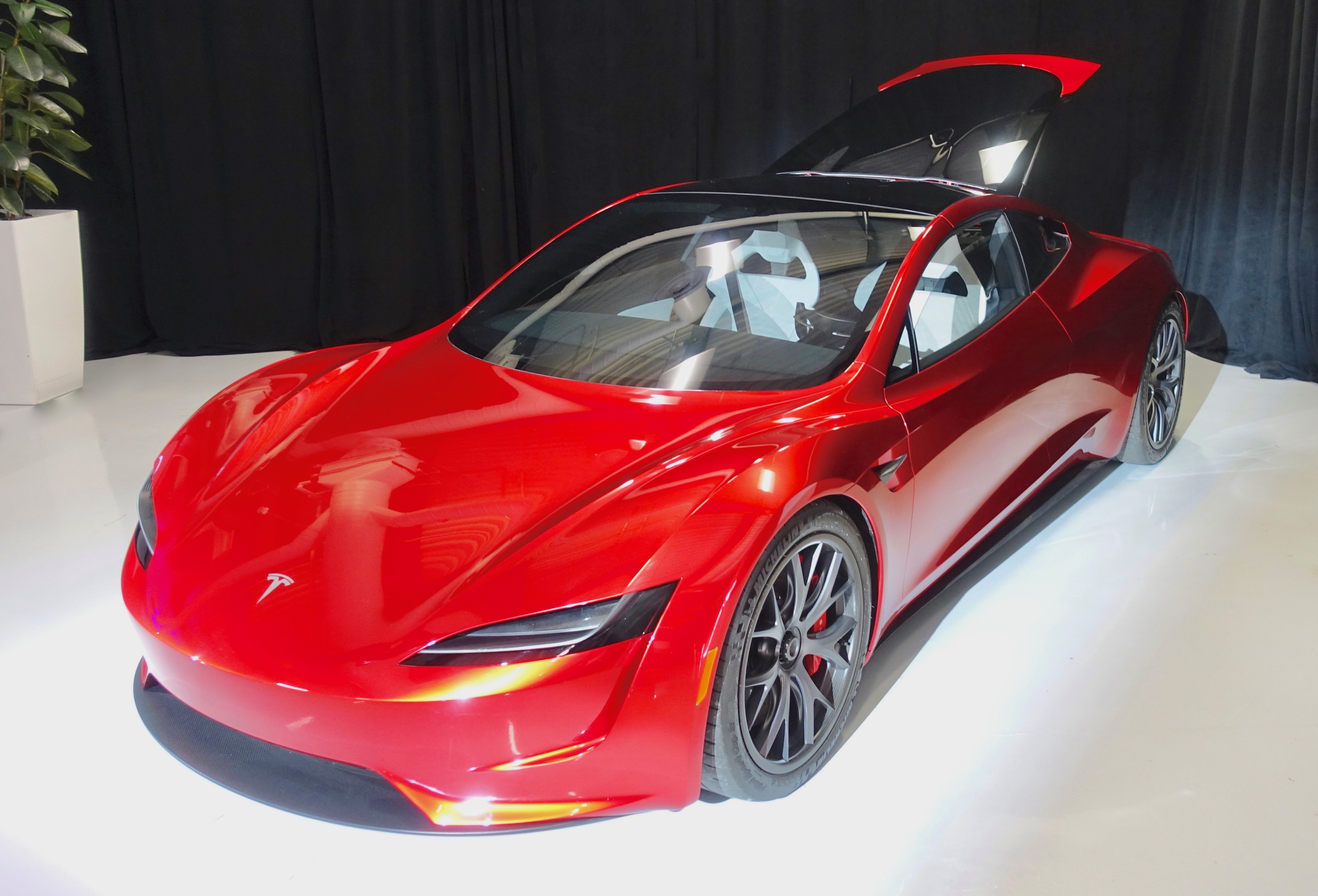 2019 年停在特斯拉總部的新一代 Roadster 原型車，象徵從當年承諾到今天兌現的距離