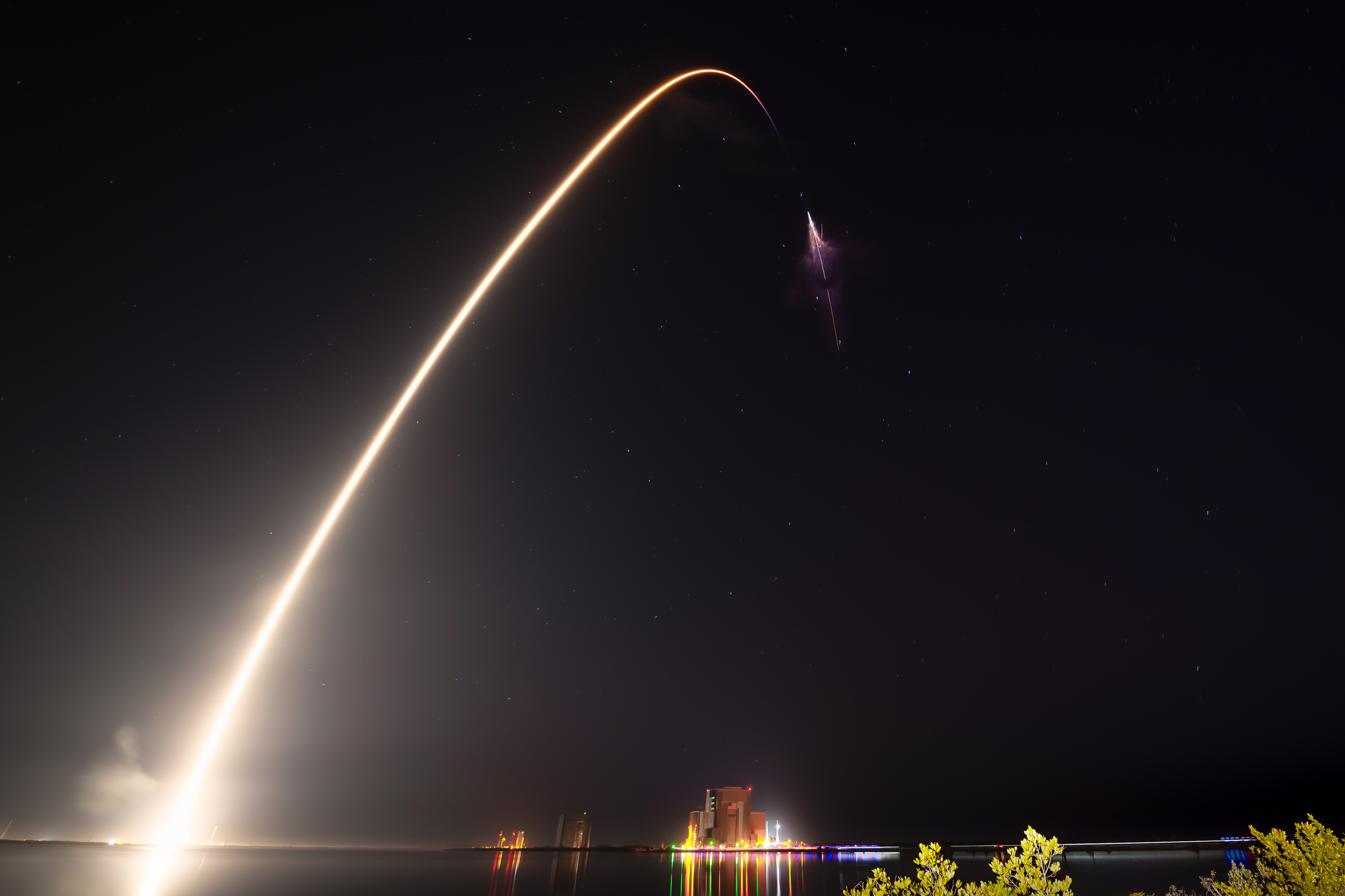 獵鷹九號火箭從甘迺迪太空中心升空，象徵特斯拉與 SpaceX 在新一代 Roadster 上的合作